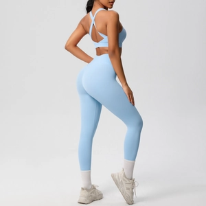 Detalle de conjunto de yoga azul claro con mallas de cintura alta y sujetador deportivo
