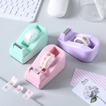 Macaron Klebebandabroller in Mint, Rosa und Lila auf einem Schreibtisch-Arbeitsplatz