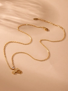 Detail van de gouden hondenbot hanger met hart en pootafdruk aan een O-ketting
