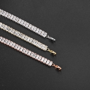 Bracelets tennis en zircon rectangle en argent, or et or rose sur fond mat élégant