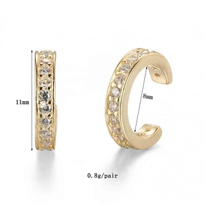 Makroansicht goldener C-Zirkonia-Ohrklemmen mit 11 mm Höhe und 8 mm Innendurchmesser