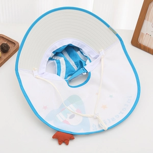 Dettaglio cappello sole per bambini blu e bianco con rete laterale e stella
