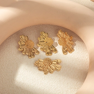 Elegant gold stainless steel daisy flower stud earrings for women in autumn fashion style