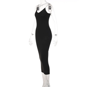 Détail d'une robe mi-longue noire moulante avec fines bretelles et décolleté en V profond