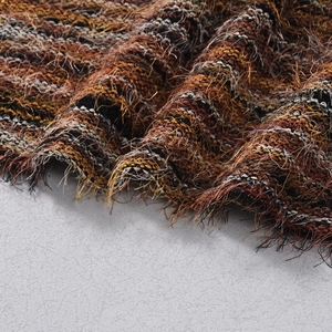 Gros plan détaillé sur un tissu en maille multicolore avec des franges et une texture douce