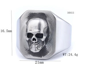 Macro view of punk skull ring with size measurements 21x16.5mm and vintage finish