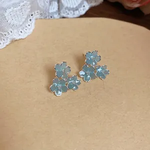 Boucles d'oreilles élégantes avec fleurs en résine bleue et accents argentés chic