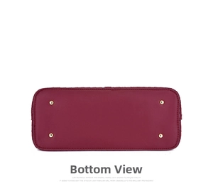 Vue détaillée du fond du sac en cuir bordeaux avec des pieds de protection en métal doré
