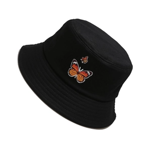 Bob unisexe en coton noir avec broderie papillon orange vive sur un fond blanc épuré