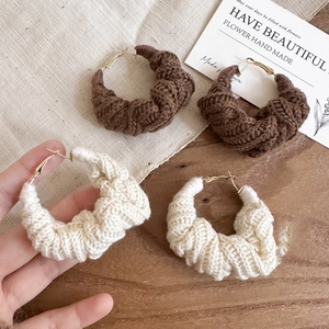 Boucles d'oreilles créoles tricotées café et beige avec tiges en argent et crochets dorés
