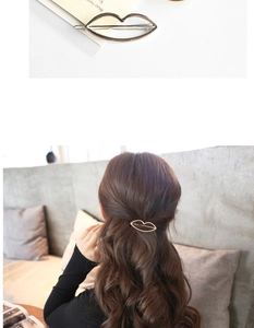 Detailed view of minimalist lip-shaped alloy hair clip in gold and silver finish