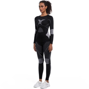 Détail de l'ensemble de sport noir sans couture avec motifs de compression pour femmes