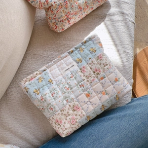 Borsa per cosmetici in cotone trapuntato a fiori con etichetta Simple Wish