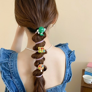 Détail de chouchous spirales colorés style dopamine sur une queue de cheval