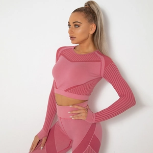 Détail d'un ensemble de yoga sans couture vieux rose avec texture tricotée respirante