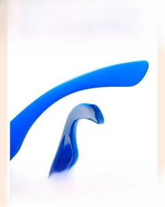 Details von blauen gebogenen Brillenbügeln mit rutschfestem ergonomischem Design