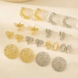 Flachbild von vergoldeten und versilberten Metallanhängern in Herz- und Vogelform