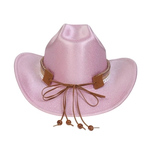 Détail d'un chapeau de cow-boy rose scintillant avec bande ethnique et perles en bois
