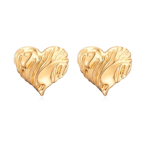 Goldene Herzohrstecker mit geschmolzener Metallstruktur auf weißem Hintergrund