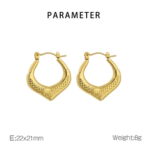Detail showing gold V-shaped textured earrings with dimensions 22x21mm and weight 8g