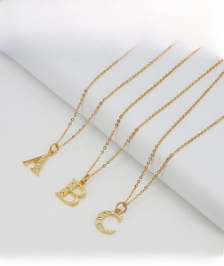 Détails des pendentifs lettres A, B et C en acier inoxydable plaqué or 18 carats et zircons