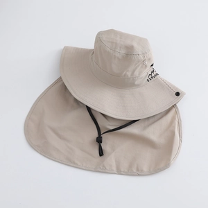 Detailansicht beige Sonnenhut mit Nackenschutz und Explore Bestickung für Kinder