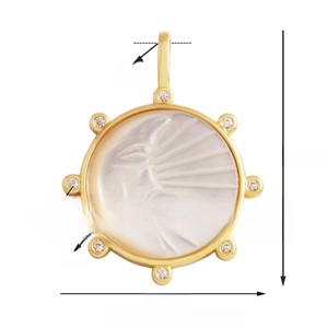 Détail du pendentif soleil et lune en nacre avec cadre doré et zircons brillants
