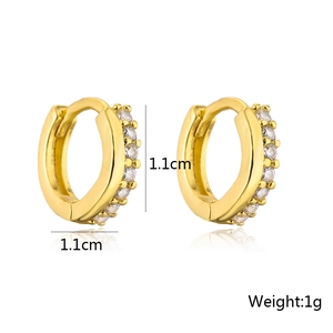 Dettaglio di orecchini a cerchio placcati oro 18K con zirconi, misura 1,1cm e peso 1g
