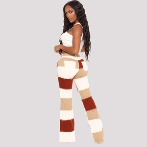 Detailansicht der High-Waist-Schlaghose mit Patchwork-Design in Braun und Beige