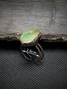 Detailed close-up showing the 1.6cm adjustable diameter of a vintage green gemstone ring