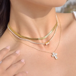 Dreilagige Halskette mit goldener Schlangenkette, Tenniskette und Zirkonia-Kreuzanhänger