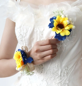 Nahaufnahme der gelben Sonnenblumen-Handgelenks-Corsage und Anstecknadel mit blauen Akzenten