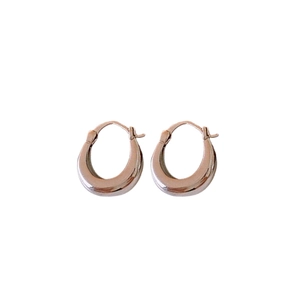 Orecchini a cerchio minimalisti a forma di U in argento lucido con finitura in metallo