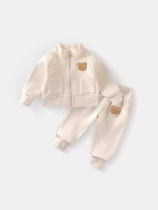 Completo sportivo felpato per bambini con toppe a forma di orsetto color panna