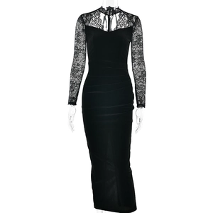Robe longue moulante en velours noir avec dentelle, manches longues et col montant chic