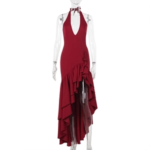 Vue détaillée de la robe dos nu rouge foncé avec ourlet à volants et design asymétrique
