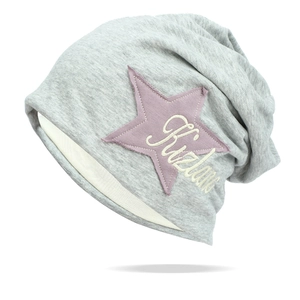 Berretto slouchy grigio con toppa a stella rosa e ricamo bianco stile street style.