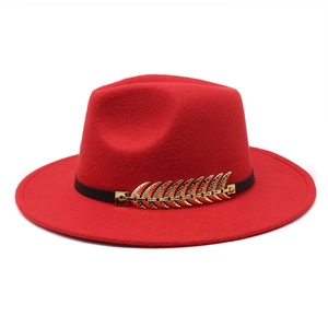 Roter Wollfilzhut für Damen mit schwarzem Band und goldener Blattverzierung im Vintage-Stil