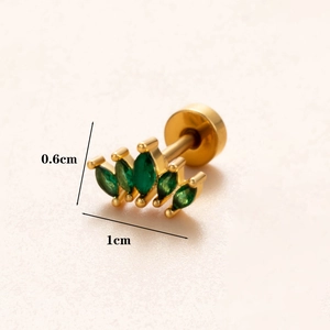 Vue macro de la boucle d'oreille en or avec pierres marquises vertes et dimensions 0,6x1cm