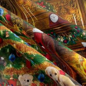 Detail eines Weihnachtswandteppichs mit festlichem Kamin und Hundedruck-Motiv