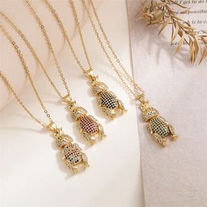 Colliers pendentifs lapin plaqués or avec strass multicolores sur fond beige texturé