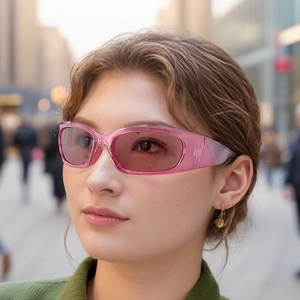 Lunettes de soleil de sport roses transparentes avec protection UV portées par un mannequin