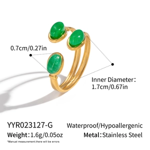 Détail de la bague en acier inoxydable doré avec trois pierres vertes et dimensions
