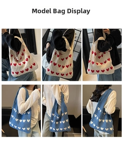 Presentación del modelo con bolsos tote de punto grandes con patrones de corazón