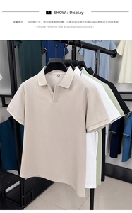 Details von mehrfarbigen Strick-Poloshirts mit Kontraststreifen an Kragen und Ärmeln