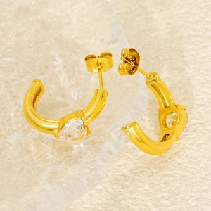 Minimalist 18k gold-plated C-shaped stud earrings with a clear heart-shaped zircon stone
