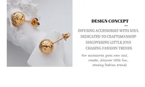 Détail de boucles d'oreilles boules plaquées or 18k avec texture effet feuille martelée
