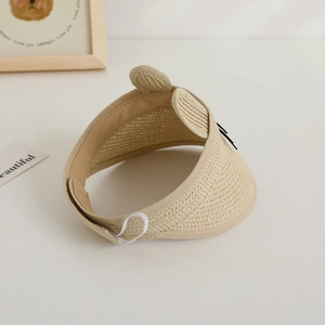 Détail de la texture en paille du chapeau enfant avec oreilles d'ours et scratch