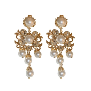 Boucles d'oreilles baroques fleurs dorées avec perles blanches et pompons en cristal