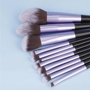 Détail du set de 11 pinceaux maquillage avec manches violets et poils synthétiques